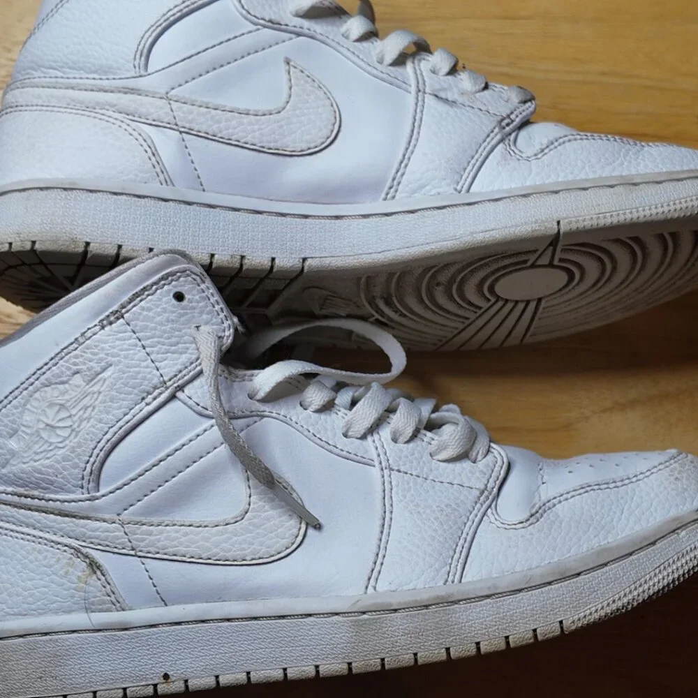 Air Jordan 1 Mid Triple White